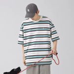 T-shirt-raye-coreen-a-coupe-ample-avec-manches-courtes-et-col-rond-picture-2