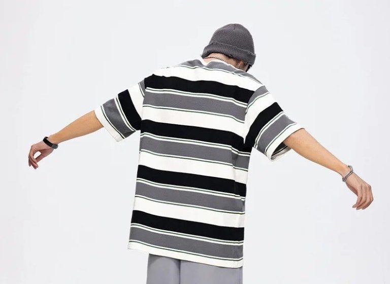 T-shirt rayé multicolore à col rond et coupe ample oversize, style streetwear décontracté