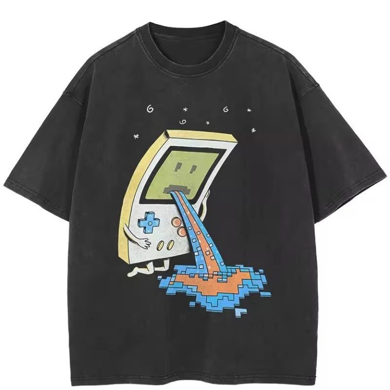T-shirt-retro-gaming-a-motifs-de-console-portative-et-pixels-colores-coupe-stree-picture-1