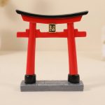 Torii-japonais-miniature-en-resine-rouge-et-noir-avec-plaque-doree-picture-1-1