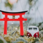 Torii-japonais-miniature-en-resine-rouge-et-noir-avec-plaque-doree-picture-2