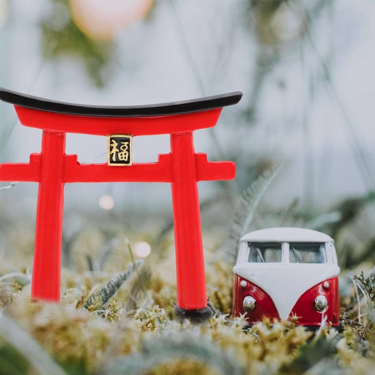 Torii-japonais-miniature-en-resine-rouge-et-noir-avec-plaque-doree-picture-2