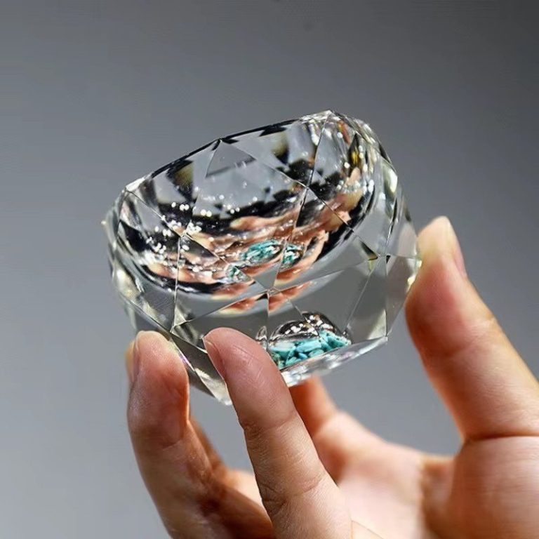 Verre à liqueur 50 ml en cristal taillé à facettes avec médaillon décoratif incrusté