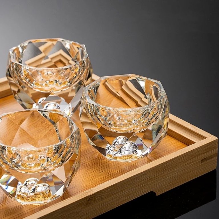 Verre à liqueur 50 ml en cristal taillé à facettes avec médaillon décoratif incrusté