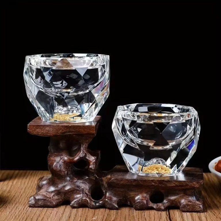 Verre à liqueur 50 ml en cristal taillé à facettes avec médaillon décoratif incrusté