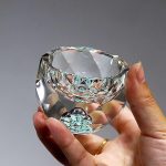 Verre à liqueur 50 ml en cristal taillé à facettes avec médaillon décoratif incrusté