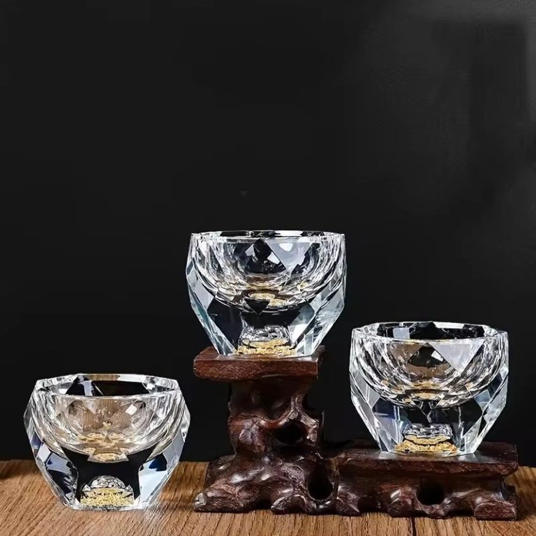 Verre à liqueur 50 ml en cristal taillé à facettes avec médaillon décoratif incrusté