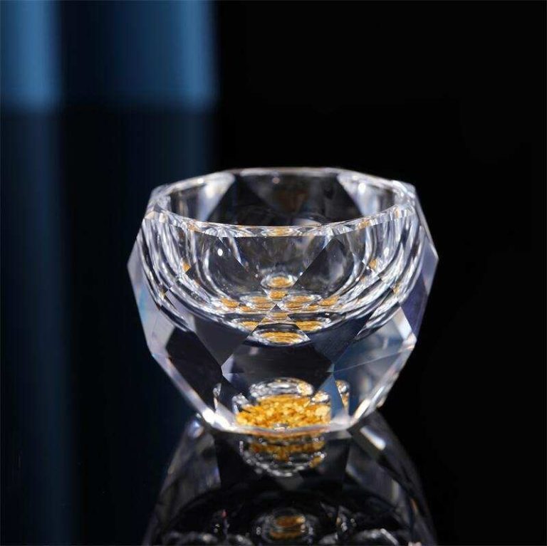Verre à liqueur 50 ml en cristal taillé à facettes avec médaillon décoratif incrusté
