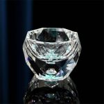 Verre à liqueur 50 ml en cristal taillé à facettes avec médaillon décoratif incrusté