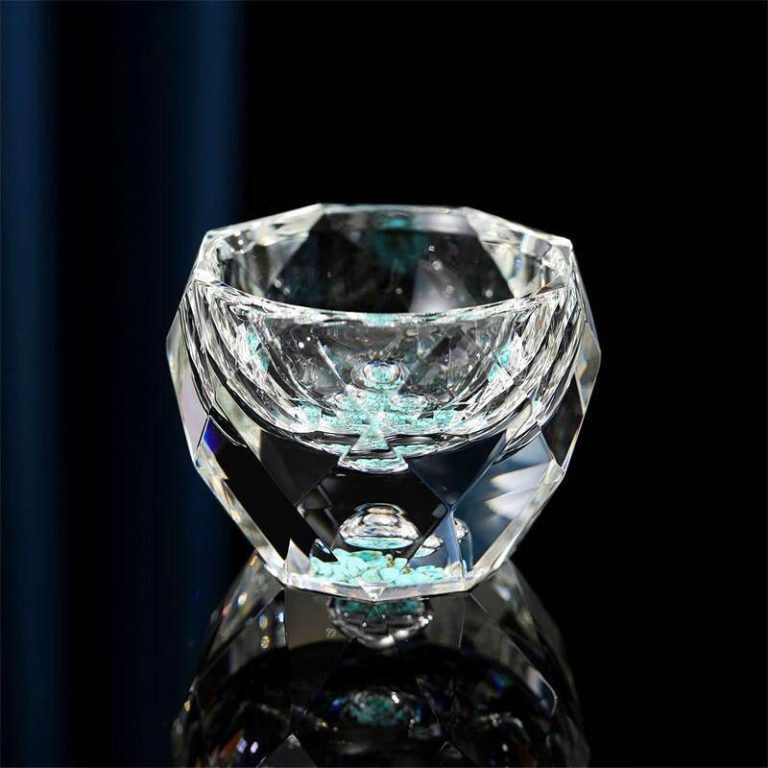 Verre à liqueur 50 ml en cristal taillé à facettes avec médaillon décoratif incrusté