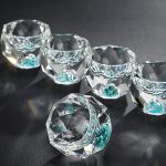 Verre à liqueur 50 ml en cristal taillé à facettes avec médaillon décoratif incrusté