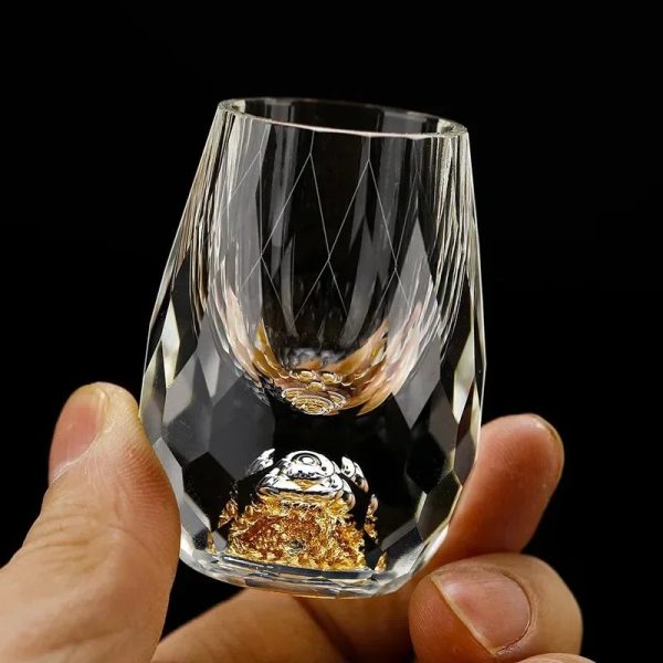 Verre à liqueur à pied en cristal taillé et bulle décorative dorée pour spiritueux