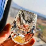 Verre-a-liqueur-en-cristal-a-facettes-de-diamant-avec-paillettes-dorees-dans-le-picture-2