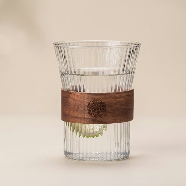 Verre à thé japonais en borosilicate avec manchon en noyer