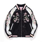 Veste bomber style japonais sukajan avec broderies florales et finitions teddy réversible