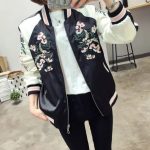 Veste bomber style japonais sukajan avec broderies florales et finitions teddy réversible