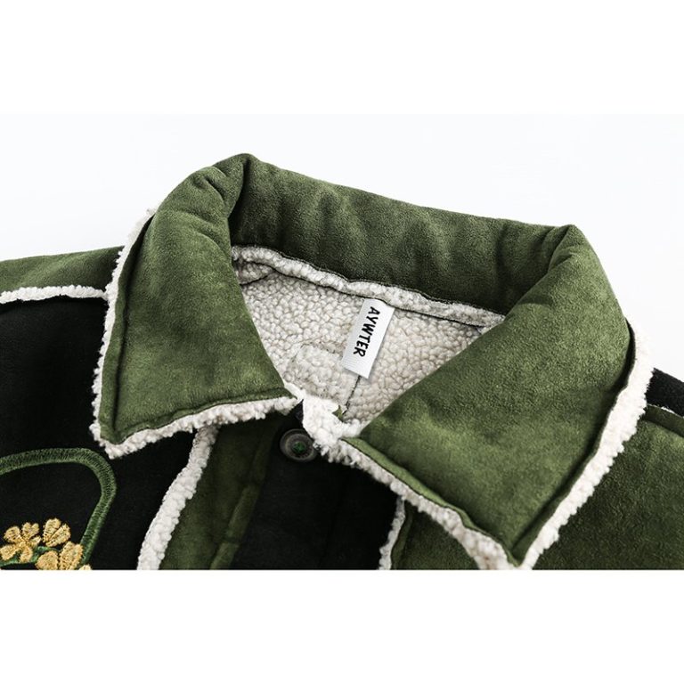 Veste-sherpa-noir-et-vert-kaki-a-broderies-florales-dorees-et-passepoil-blanc-mo-picture-4