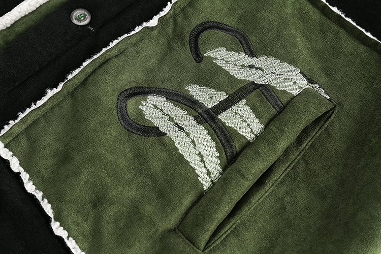 Veste-sherpa-noir-et-vert-kaki-a-broderies-florales-dorees-et-passepoil-blanc-mo-picture-6