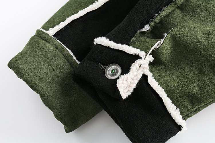Veste-sherpa-noir-et-vert-kaki-a-broderies-florales-dorees-et-passepoil-blanc-mo-picture-7