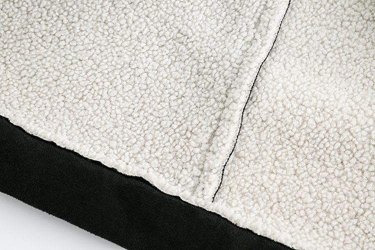 Veste-sherpa-noir-et-vert-kaki-a-broderies-florales-dorees-et-passepoil-blanc-mo-picture-9