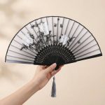 Eventail-pliant-japonais-en-bambou-et-soie-miniature