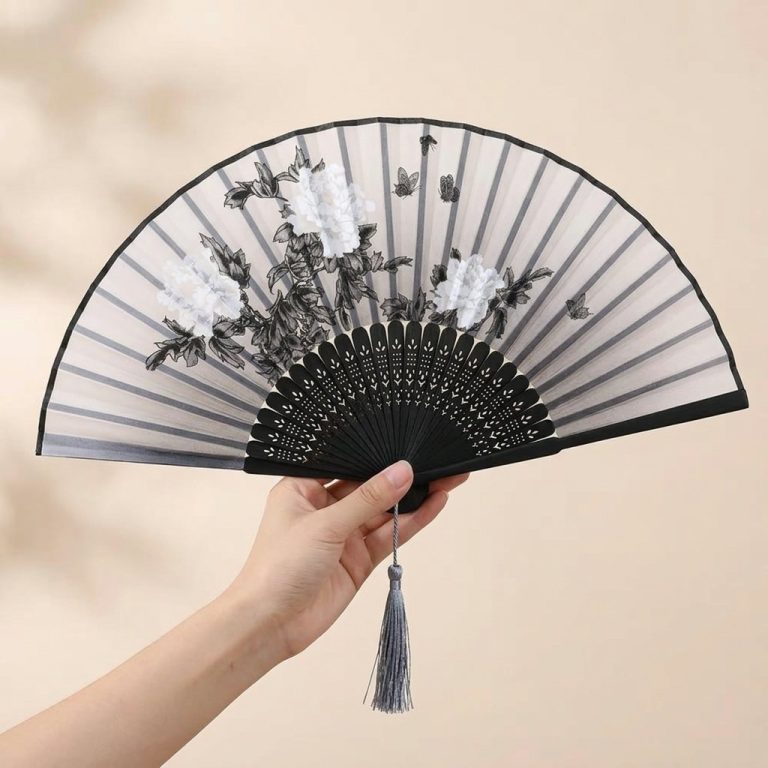 Eventail-pliant-japonais-en-bambou-et-soie-miniature