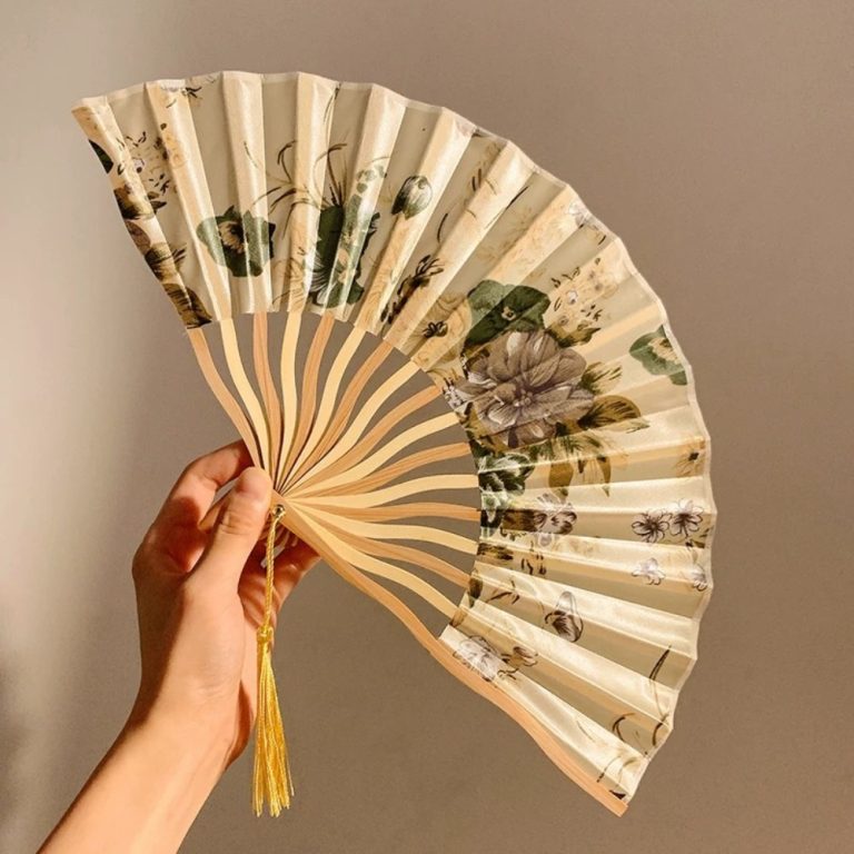 Eventail-pliant-japonais-en-bambou-et-soie-picture-1