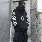 Hoodie-noir-unisexe-a-chevrons-blancs-picture-1