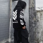 Hoodie-noir-unisexe-a-chevrons-blancs-picture-6