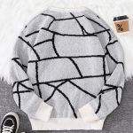 Pull-col-rond-a-motifs-geometriques-picture-1