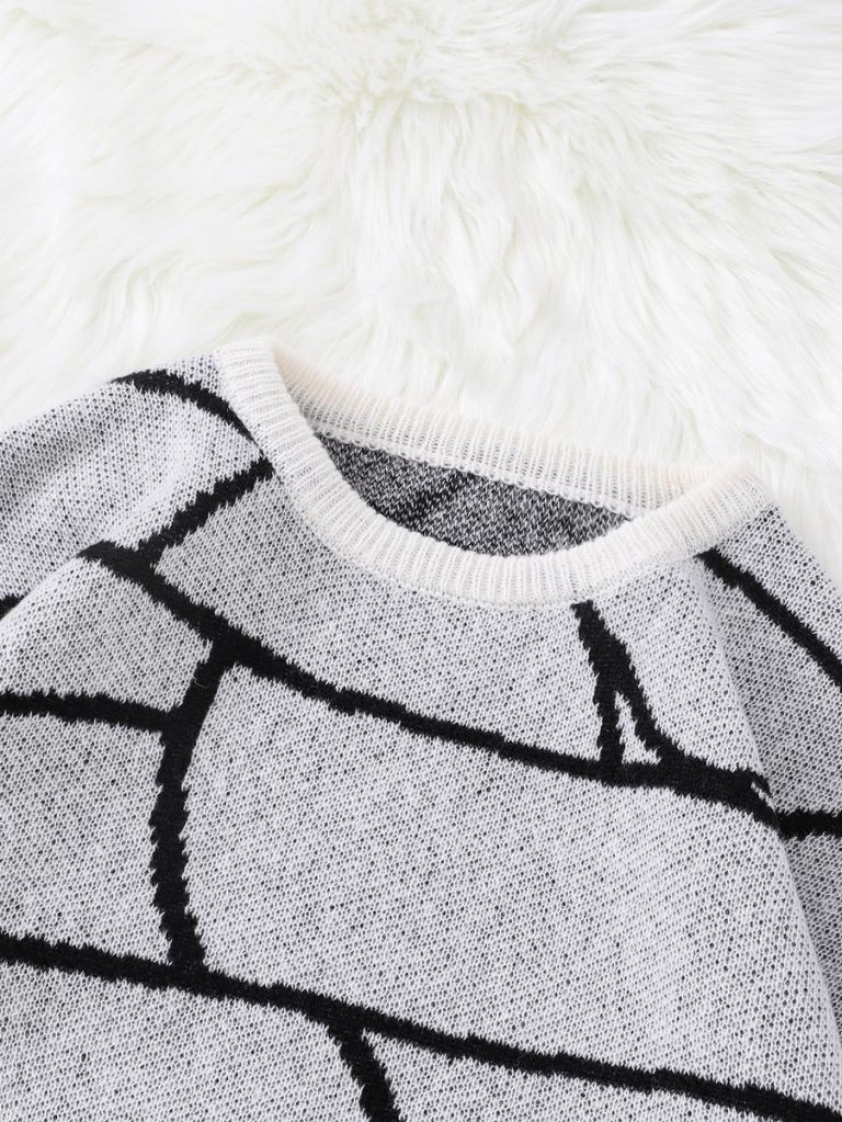 Pull-col-rond-a-motifs-geometriques-picture-2