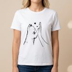 T-shirt imprimé chat donnant un high-five